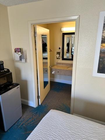 Days Inn By Wyndham Asheville West Candler Eksteriør billede
